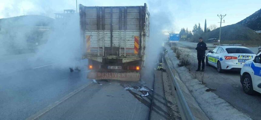 Bucak’ta seyir halindeki kamyonetin lastiğinde çıkan yangın itfaiye ekipleri tarafından söndürüldü.