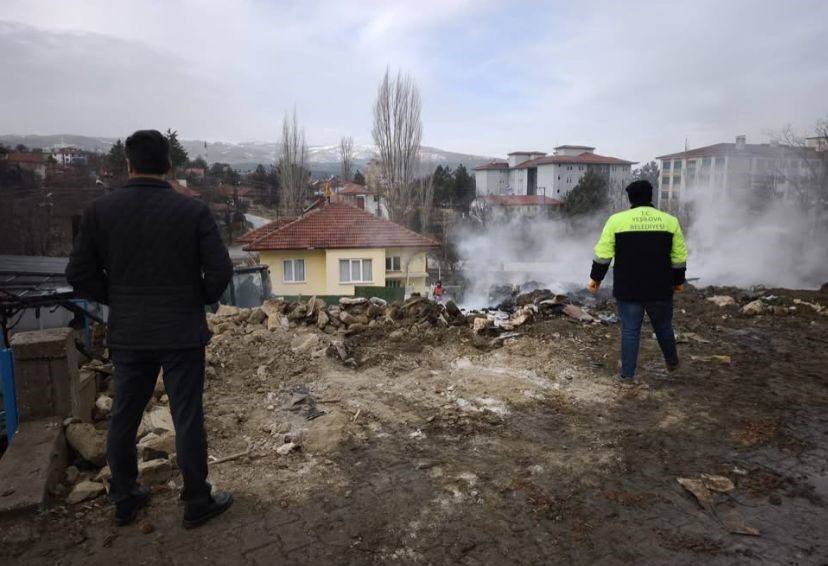 Yeşilova’da evde çıkan yangın itfaiye tarafından söndürülürken, ev sahibi kurtarıldı ve hastaneye kaldırıldı. Yeşilova’da evde çıkan yangın itfaiye tarafından söndürülürken, ev sahibi kurtarıldı ve hastaneye kaldırıldı.