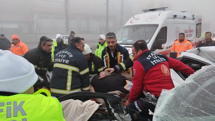 Burdur’da yoğun sis nedeniyle meydana gelen zincirleme kazada 2 kişi yaralandı, 1 kişi itfaiye tarafından kurtarıldı.