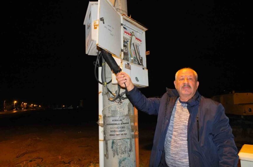 Burhaniye’de inşaatlar sürerken açık elektrik panoları tehlike oluşturuyor Burhaniye’de inşaatlar sürerken açık elektrik panoları tehlike oluşturuyor