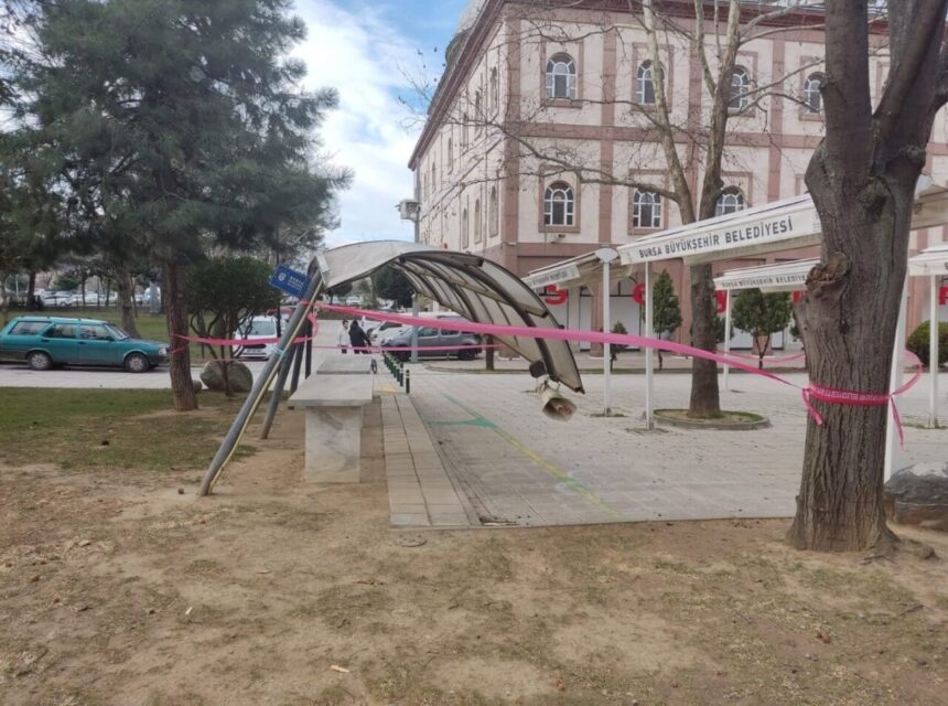 Bursa’da şiddetli rüzgâr sonrası belediye ekipleri 24 saat boyunca çalışarak vatandaşlara destek oldu.