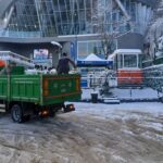 Bursa Belediyesi, kış koşullarında ulaşımın kesintisiz devam etmesi için yolları açıyor ve tuzlama yapıyor.