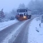 Bursa’da etkili kar yağışı sonrası yollar kısa sürede ulaşıma açıldı.