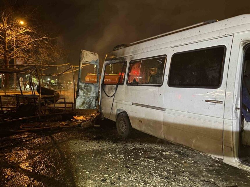 Bursa’nın Osmangazi ilçesindeki barakada çıkan yangın, yanındaki minibüse sıçradı. İtfaiye müdahale etti. Bursa’nın Osmangazi ilçesindeki barakada çıkan yangın, yanındaki minibüse sıçradı. İtfaiye müdahale etti.