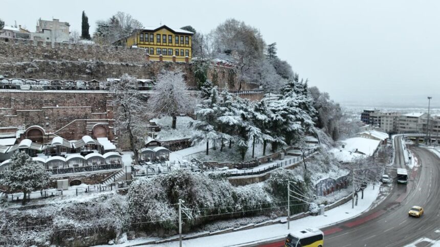 Bursa yeni yıla karla girdi, simge noktalar dronla görüntülendi. Şehir beyaza büründü.
