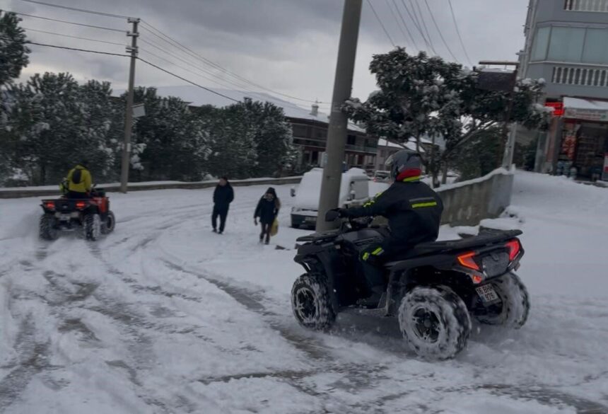 Bursa’da yeni yılın ilk günü etkili olan kar, şehir merkezini ve Mudanya’yı beyaza bürüdü.