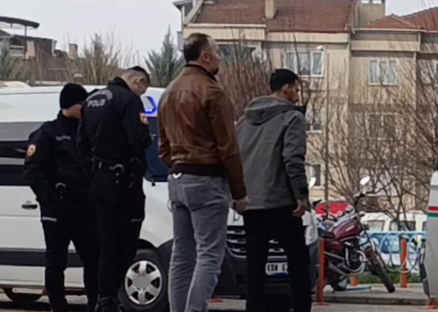 İnegöl’de ağaca çarpan otomobilde 2 kadın yaşamını yitirirken, yaralı sürücü tutuklandı. İnegöl’de ağaca çarpan otomobilde 2 kadın yaşamını yitirirken, yaralı sürücü tutuklandı.