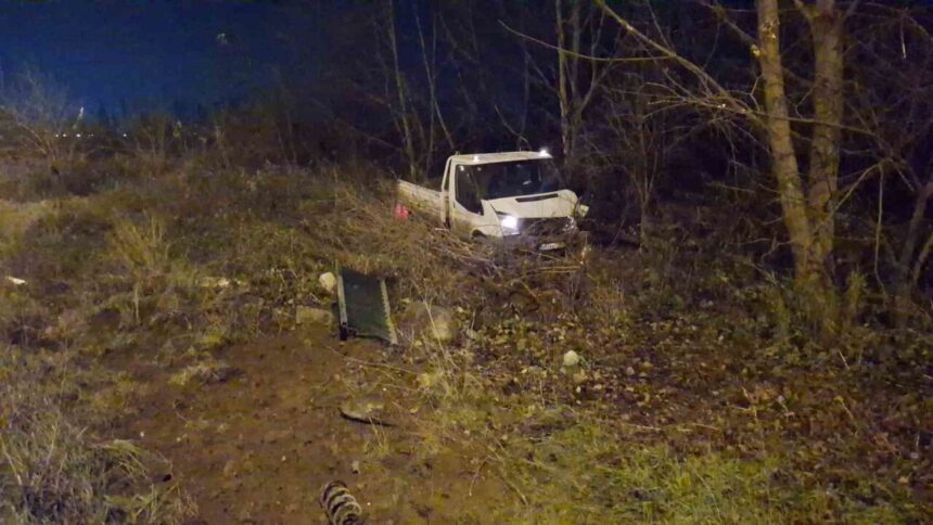Bursa’da Gece Saatlerinde Trafik Kazası: Kontrolden Çıkan Kamyonet Bariyerlere Çarptı, İki Araç Zarar Gördü Bursa’da Gece Saatlerinde Trafik Kazası: Kontrolden Çıkan Kamyonet Bariyerlere Çarptı, İki Araç Zarar Gördü