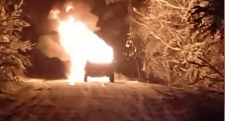 İnegöl’de hareket halindeki cip yandı, itfaiye müdahale etti. İnegöl’de hareket halindeki cip yandı, itfaiye müdahale etti.