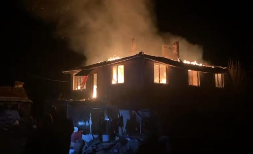 Bursa’nın Orhaneli ilçesinde bir köy evinde yangın çıktı, eski muhtarın evi kullanılamaz hale geldi. Bursa’nın Orhaneli ilçesinde bir köy evinde yangın çıktı, eski muhtarın evi kullanılamaz hale geldi.