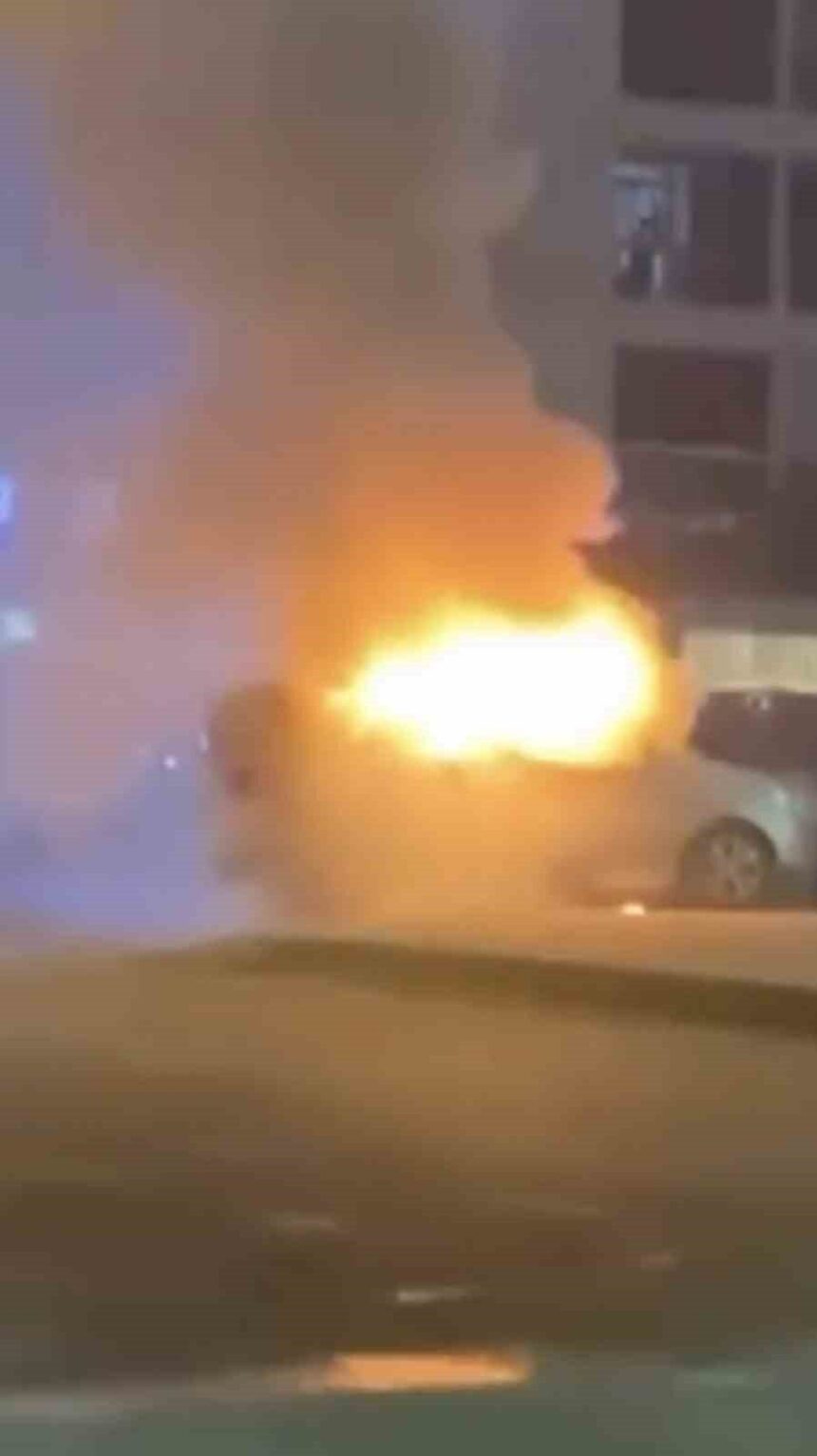 Bursa’nın Osmangazi ilçesinde park halindeki bir araçta çıkan yangın paniğe yol açtı. Bursa’nın Osmangazi ilçesinde park halindeki bir araçta çıkan yangın paniğe yol açtı.