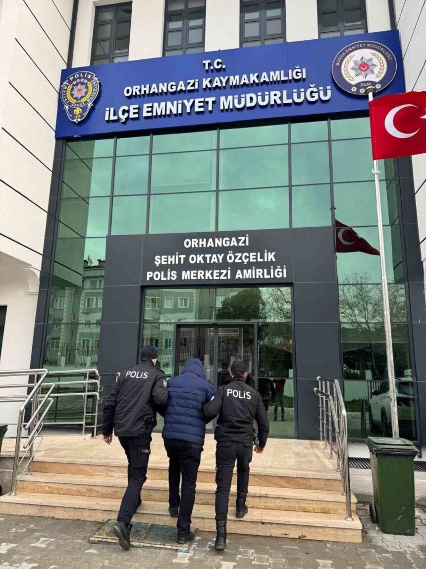 Bursa’nın Orhangazi ilçesinde düzenlenen operasyonda, aranan 7 hükümlü yakalanarak cezaevine gönderildi. Bursa’nın Orhangazi ilçesinde düzenlenen operasyonda, aranan 7 hükümlü yakalanarak cezaevine gönderildi.