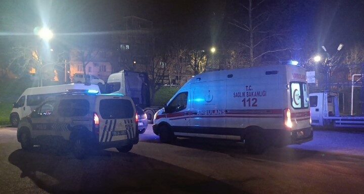 Bursa’da bıçaklı kavga: 2 kişi sırtından yaralandı. Bursa’da bıçaklı kavga: 2 kişi sırtından yaralandı.