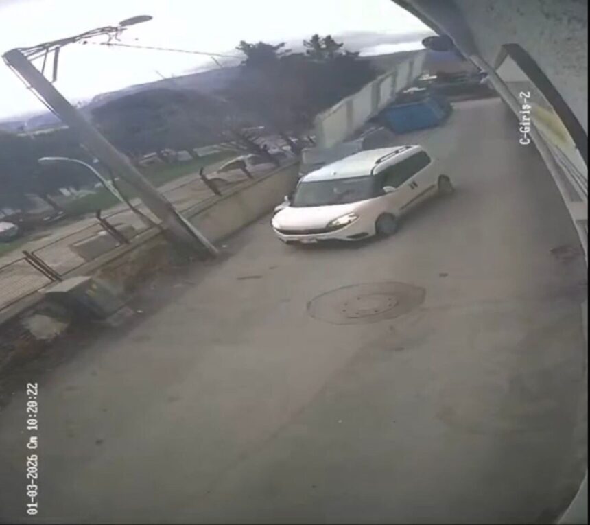 Bursa’da şiddetli rüzgar çatıları uçurdu, ağaçları devirdi, prefabrik evleri hareket ettirdi.