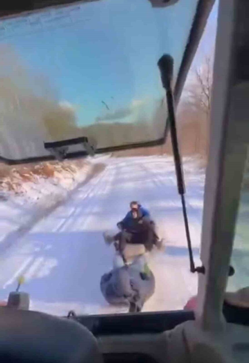 Bursa’da kar yağışını değerlendiren çocuklar traktöre bağlı lastiklerle kayarak eğlendi.