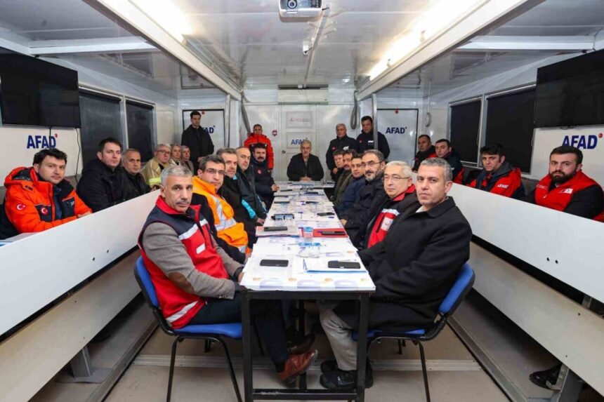 Bursa’da deprem tatbikatı, gerçek durumu aratmadı. Bursa’da deprem tatbikatı, gerçek durumu aratmadı.