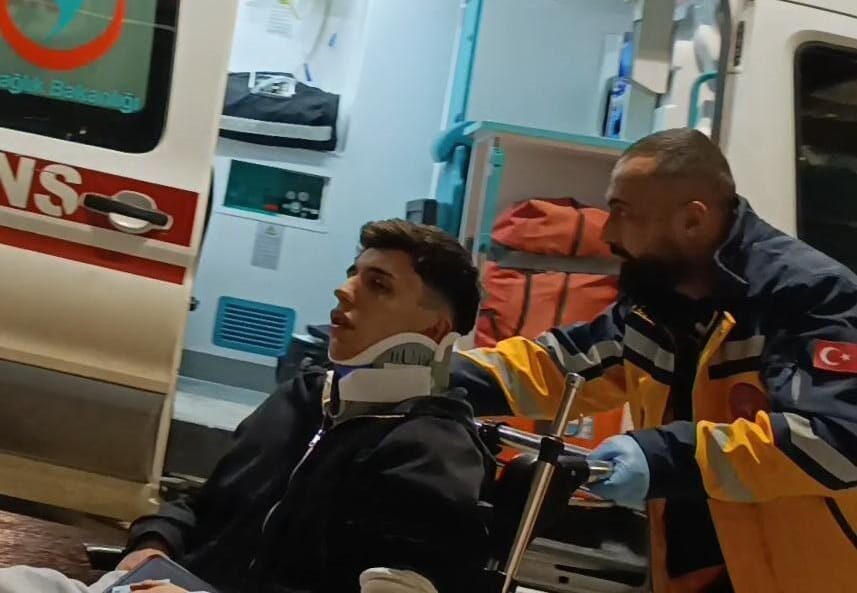 İnegöl’de otomobil direğe çarparak kaza yaptı, 1 kişi yaralandı.