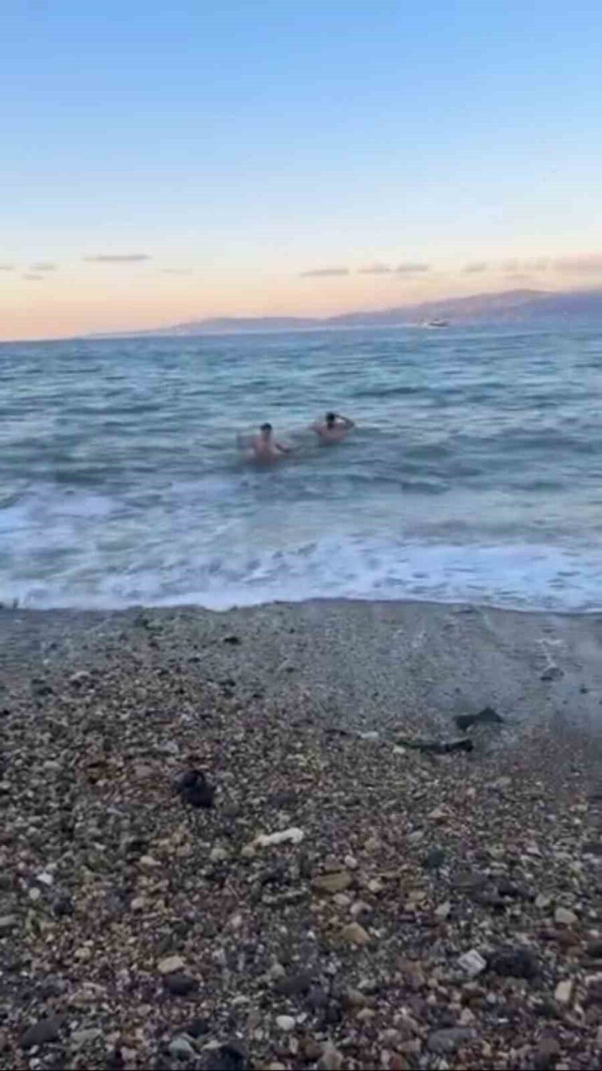 Bursa’da kar yağışı ve dondurucu soğukta bazı vatandaşlar denize girdi, ilginç görüntüler oluştu.