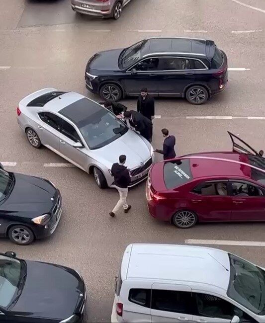 Nilüfer ilçesinde düğün konvoyunda yaşanan tartışma kısa süreli paniğe yol açtı. Nilüfer ilçesinde düğün konvoyunda yaşanan tartışma kısa süreli paniğe yol açtı.