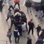 Bursa’da Korupark AVM otoparkında gençler arasında çıkan kavga, çevredekilere korku dolu anlar yaşattı.