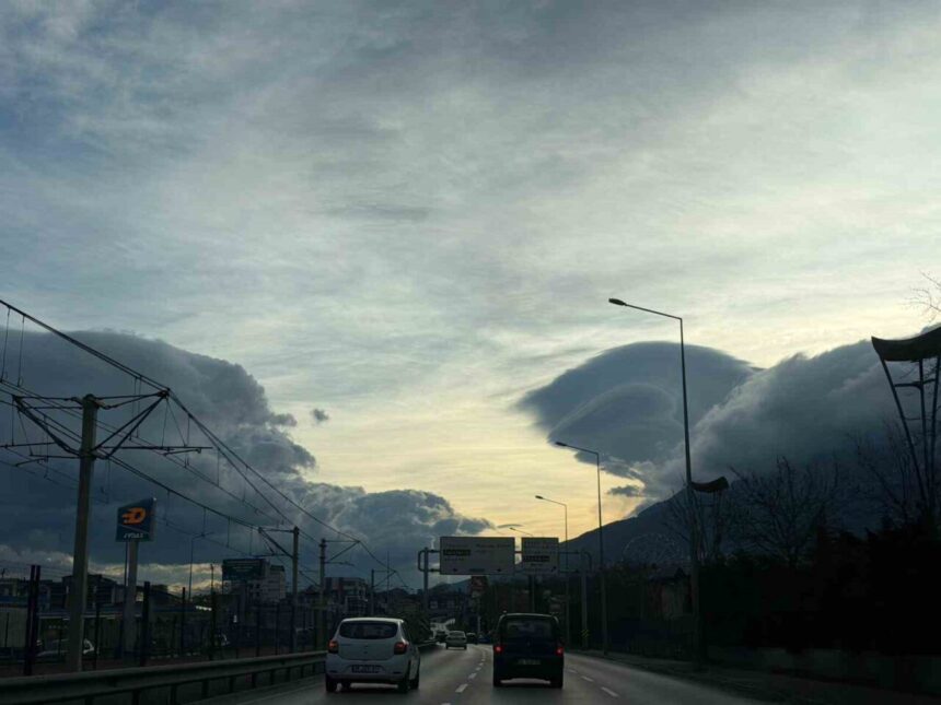 Bursa’nın gökyüzünde oluşan ilginç bulutlar görenleri cezbetti.