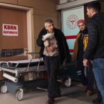 İnegöl’de kamyonetin kapağına elini sıkıştıran yaşlı adamın parmağı koptu.