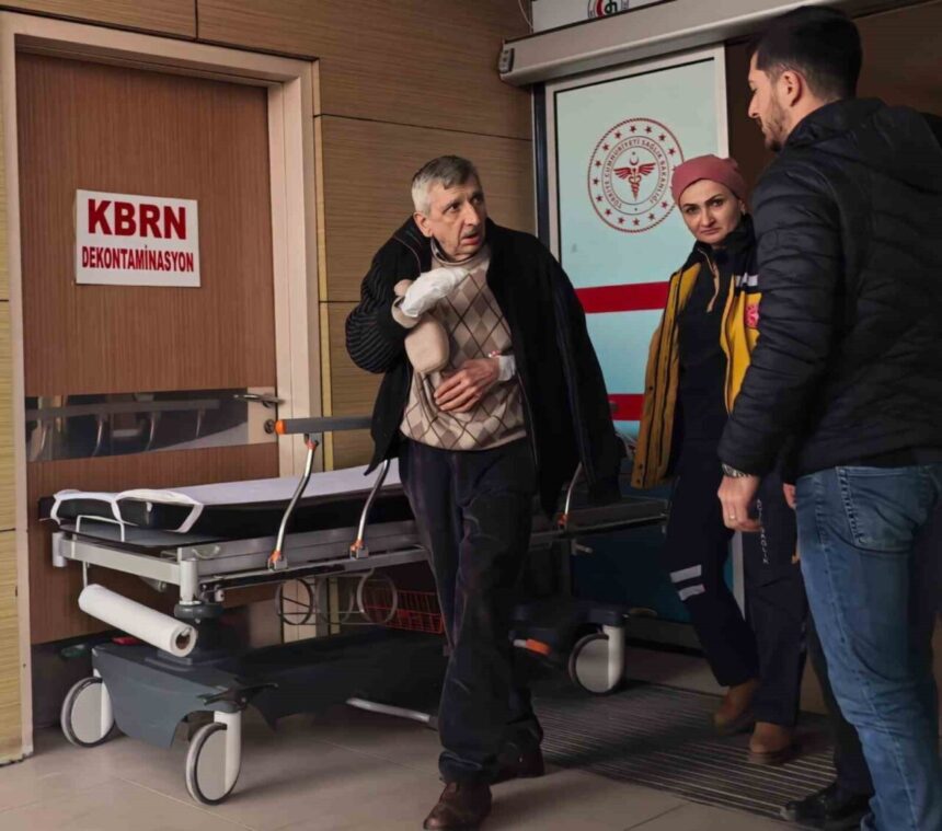 İnegöl’de kamyonetin kapağına elini sıkıştıran yaşlı adamın parmağı koptu. İnegöl’de kamyonetin kapağına elini sıkıştıran yaşlı adamın parmağı koptu.