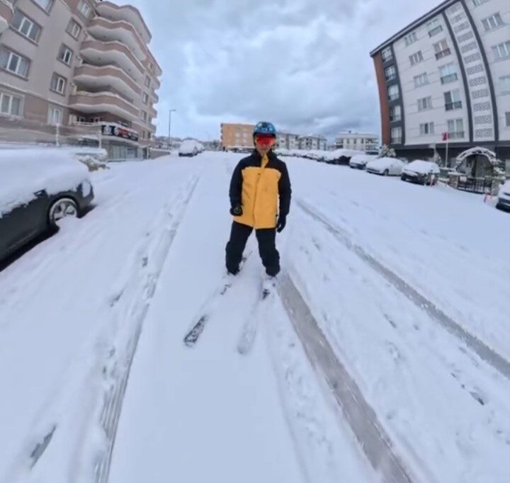 Bursa’da kar yağışının ardından bir vatandaş kayak takımlarıyla işe gitmeyi tercih etti.