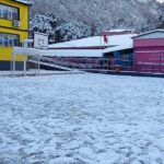 Bursa’da artan kar yağışı günlük yaşamı etkilerken, okullar da devamsızlıklarla karşılaştı.