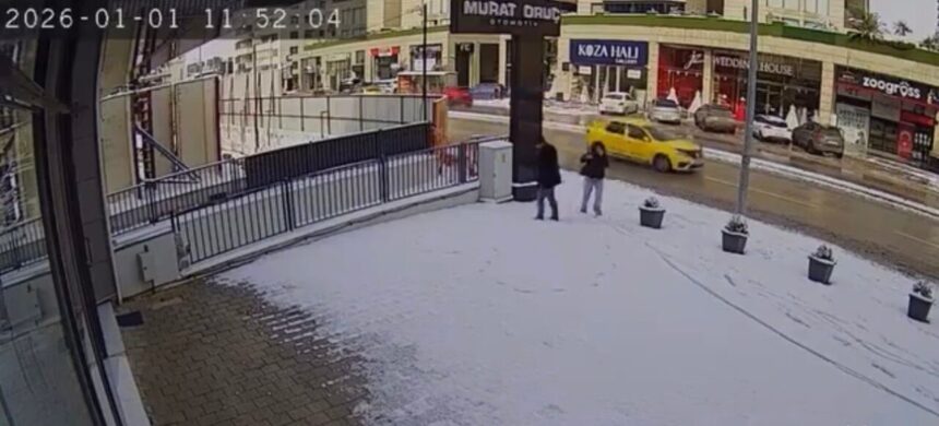 Bursa’da karla kaplı kaldırımda kalp çizen sevgili çiftin anları güvenlik kamerasında görüntülendi.