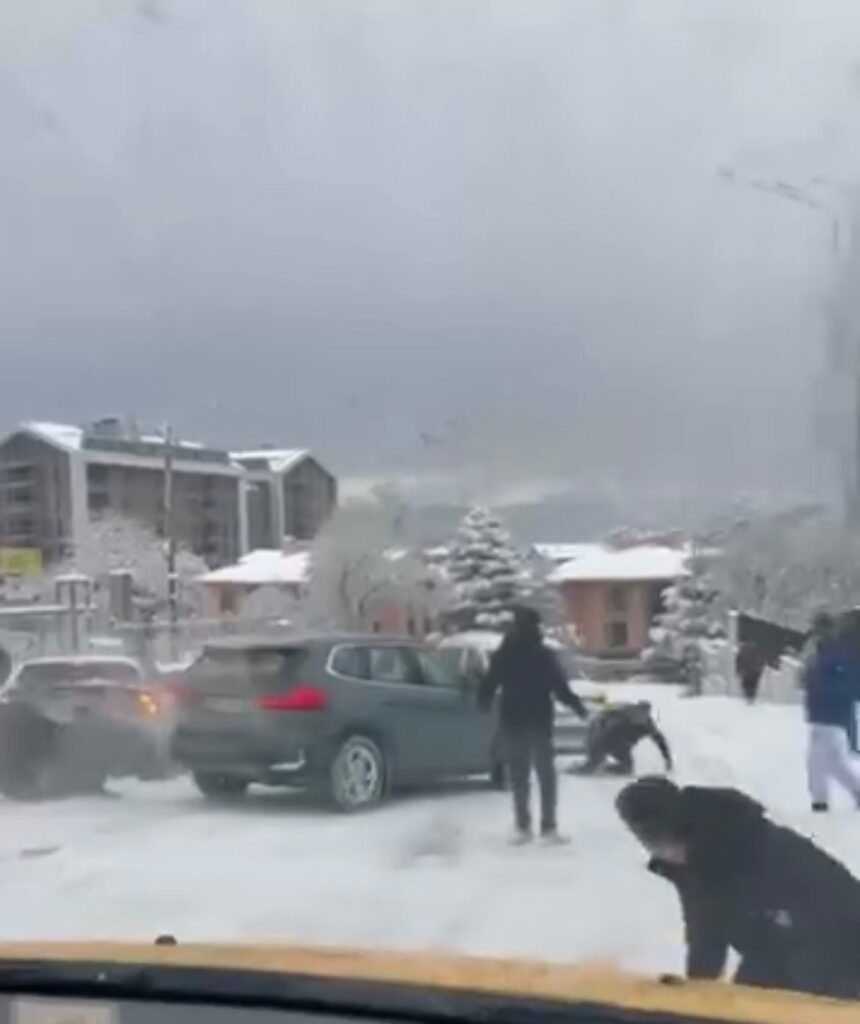 Bursa’da yoğun kar yağışı yaşamı olumsuz etkiledi, kaygan yolda bir otomobil paniğe neden oldu.
