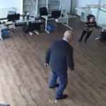 Bursa’da şiddetli rüzgar nedeniyle bir plazanın tavanı çöktü, panik anları güvenlik kameralarında görüntülendi.