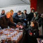 Bursa Büyükşehir Belediyesi, Miraç Kandili’nde vatandaşlara tatlı ikram etti ve 17 ilçeyi dolaştı.