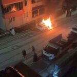 Bursa’da araç yangınları, vatandaşlar tarafından kaydedildi; yangın tüpü ile söndürmeye çalışanlar başarısız oldu.