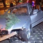 Bursa’da direksiyon hakimiyetini kaybeden aracın trafik levhasına ve ağaca çarpması sonucu 2 kişi yaralandı.