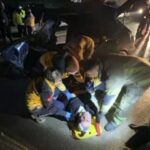 Bursa’da kontrolden çıkan araç bariyerlere çarptı, 2 kişi ağır yaralandı.