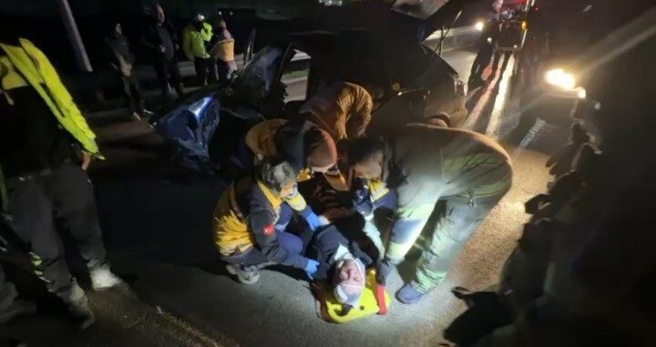 Bursa’da kontrolden çıkan araç bariyerlere çarptı, 2 kişi ağır yaralandı. Bursa’da kontrolden çıkan araç bariyerlere çarptı, 2 kişi ağır yaralandı.