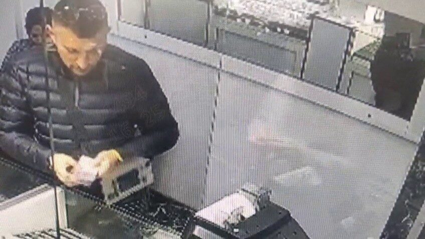 Bursa’da sahte gram altın dolandırıcılığı yapan şüpheliler, polisin çalışmasıyla yakalandı. Bursa’da sahte gram altın dolandırıcılığı yapan şüpheliler, polisin çalışmasıyla yakalandı.