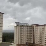 Bursa’da fırtına nedeniyle Uludağ Üniversitesi yurt binasının çatısı uçtu, öğrenciler uyarıldı.