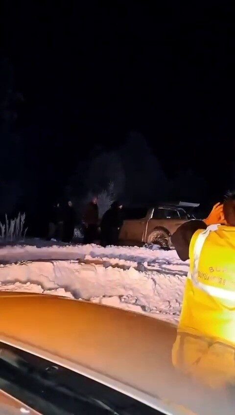 Bursa’da yoğun kar yağışı nedeniyle yaylada mahsur kalan 6 kişi kurtarıldı.