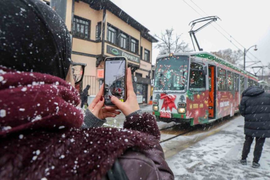 Bursa’da yeni yıl temasıyla süslenen nostaljik tramvaya vatandaşlar yoğun ilgi gösterdi.