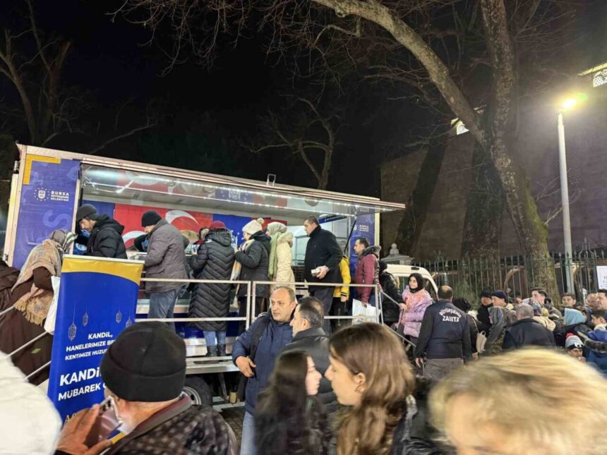 Bursa’da Miraç Kandili coşkuyla kutlandı, Ulu Cami’de dualar yapıldı. Bursa’da Miraç Kandili coşkuyla kutlandı, Ulu Cami’de dualar yapıldı.