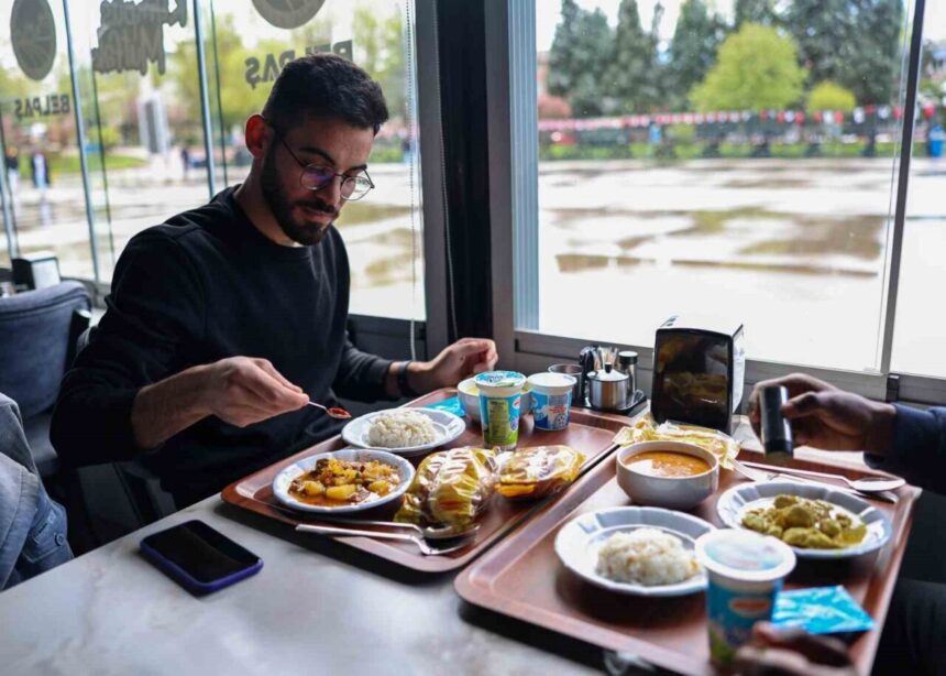 Sakarya’da “Kampüs Mutfak” 9 ayda 105 bin üniversite öğrencisini uygun fiyatlı menüleriyle ağırladı.