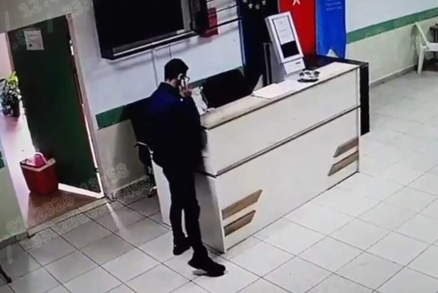Büyükçekmece’deki sağlık müdürlüğünde cep telefonunu çalan hırsız güvenlik kamerasına yakalandı. Büyükçekmece’deki sağlık müdürlüğünde cep telefonunu çalan hırsız güvenlik kamerasına yakalandı.