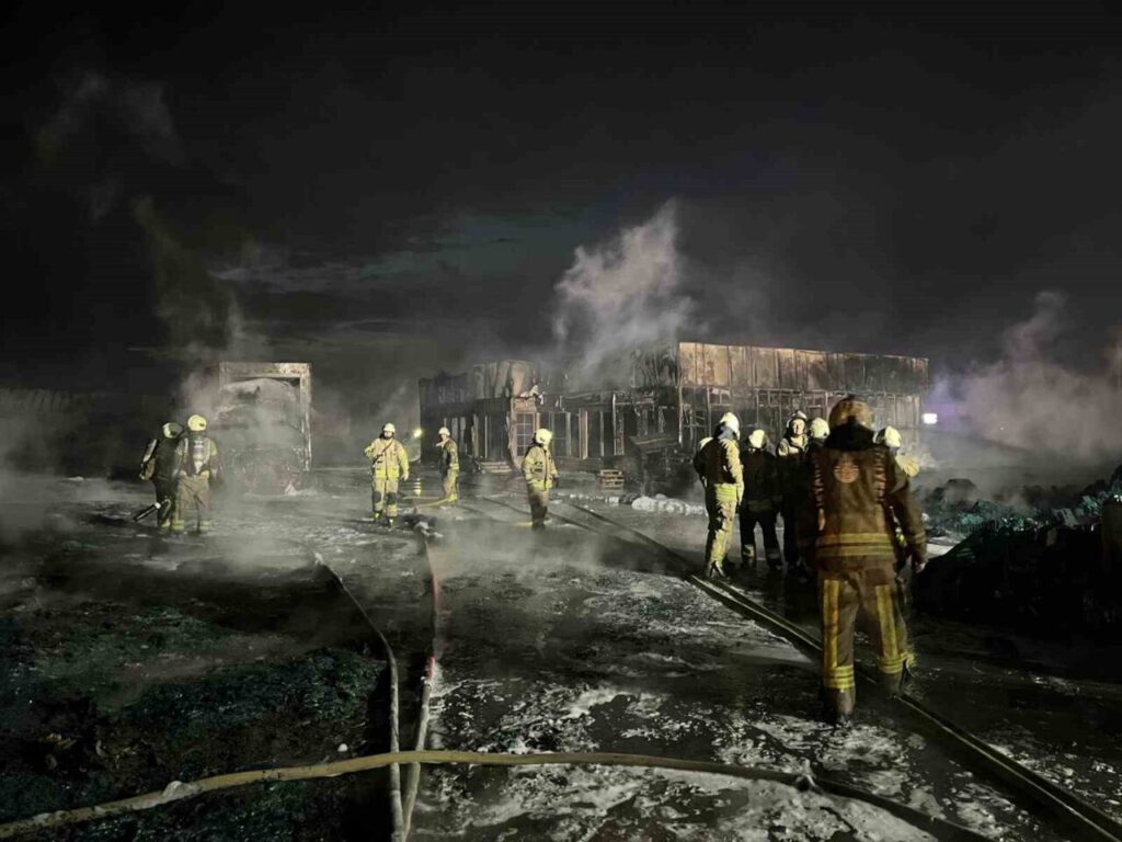 Büyükçekmece’de depo alanında çıkan yangın söndürüldü, araçlar hasar gördü