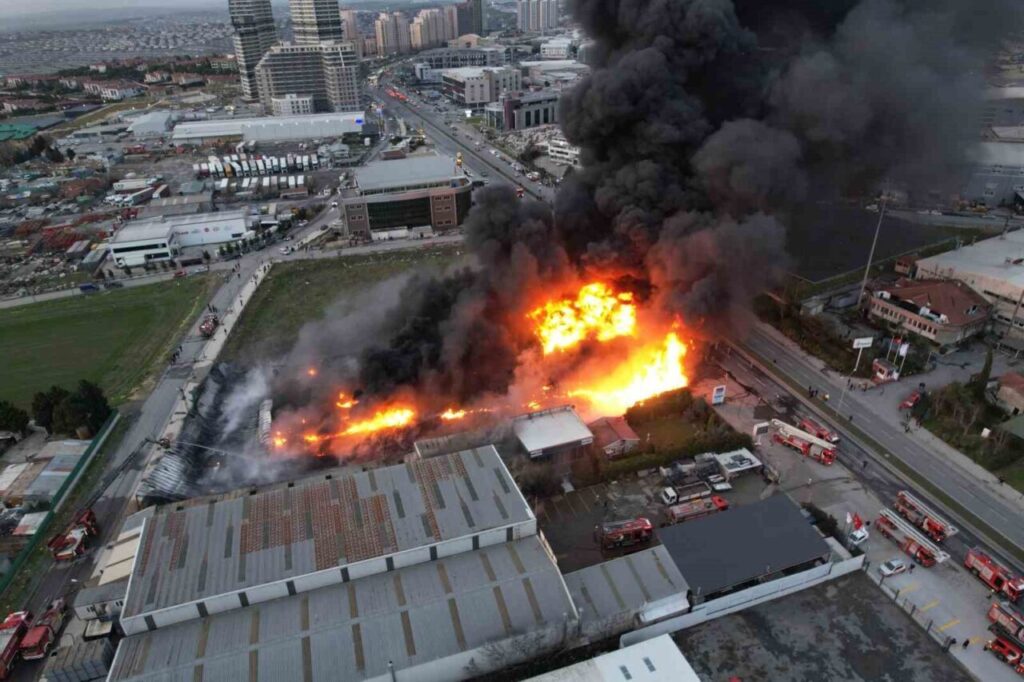 Büyükçekmece’de plastik kasa üreten fabrikada yangın oluştu; itfaiye müdahalesi sürüyor.