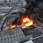 Büyükçekmece’de plastik kasa üreten fabrikada yangın oluştu; itfaiye müdahalesi sürüyor.