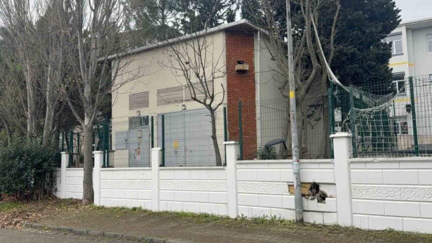 Büyükçekmece’de bir okul önündeki elektrik trafosunda meydana gelen patlamada 2 işçi yaralandı. Büyükçekmece’de bir okul önündeki elektrik trafosunda meydana gelen patlamada 2 işçi yaralandı.