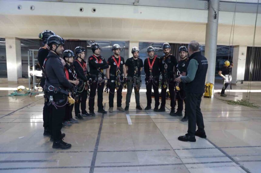 Bursa Büyükşehir Belediyesi, BAM ekibi için afet eğitimlerine hız kesmeden devam ediyor. Bursa Büyükşehir Belediyesi, BAM ekibi için afet eğitimlerine hız kesmeden devam ediyor.