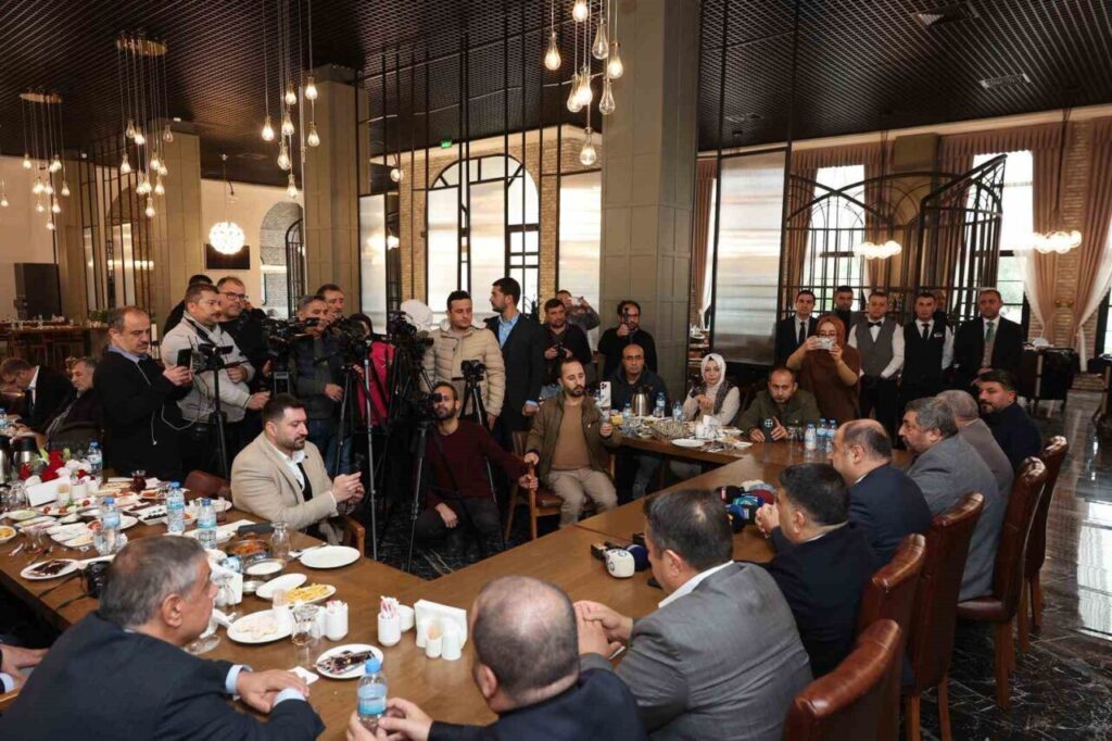 Büyükşehir Belediye Başkanı, Çalışan Gazeteciler Günü’nde basın mensuplarıyla buluştu.